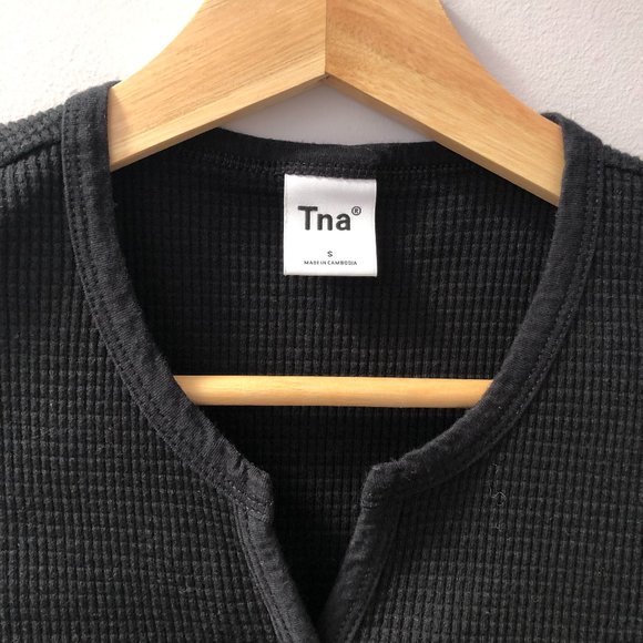 Aritzia TNA black cropped waffle notch t-shirt (S) - Picture 3 of 4